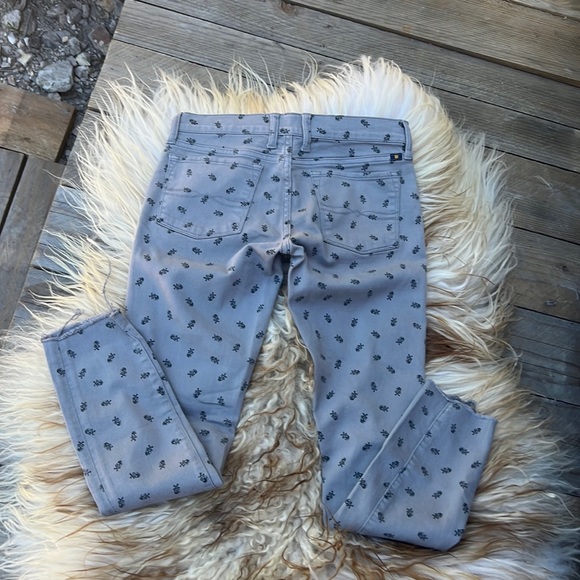 Lucky Brand NWOT “Charlie Super Skinny” skull and crossbones raw hem jeans SZ 26 - Picture 4 of 9